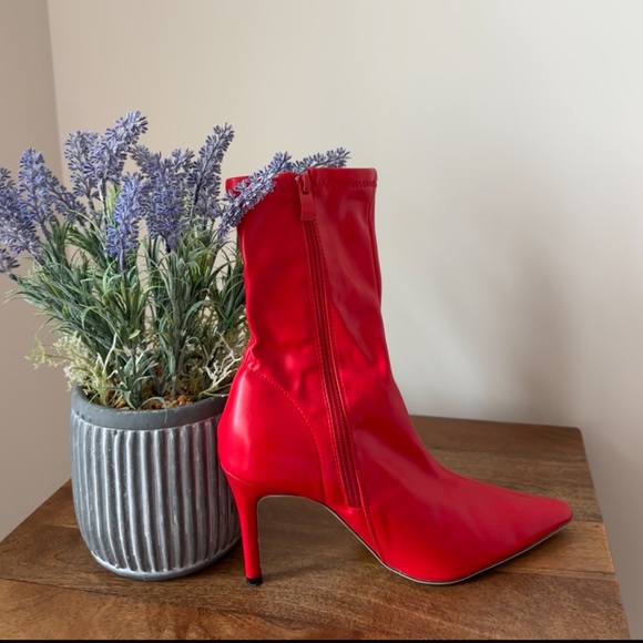 Red Heels - Picture 4 of 5